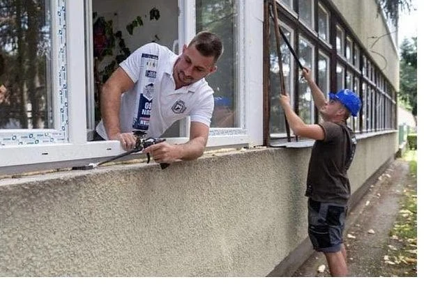 A DMG csapata ablakot épít be