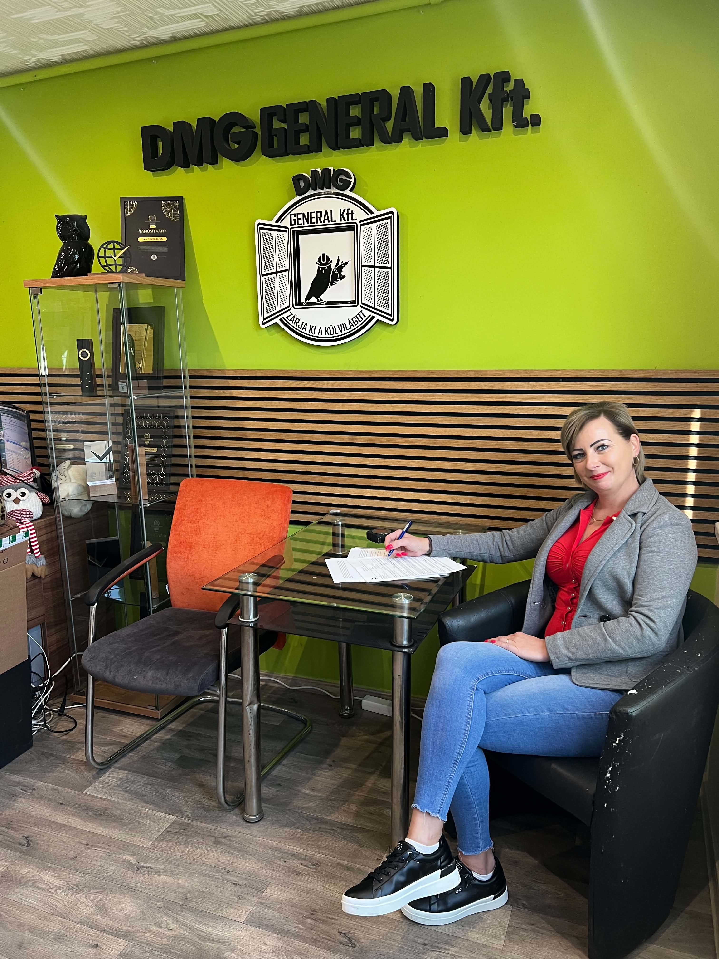 Kecskés Nikoletta irodavezető a DMG General irodájában